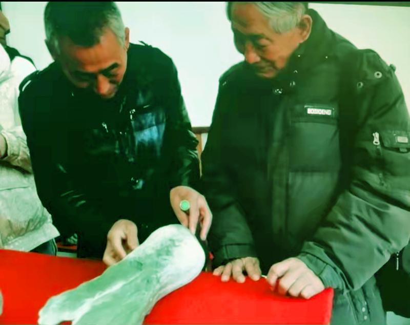 惊现和田玉红玉籽料,惊现和田玉原生黄玉