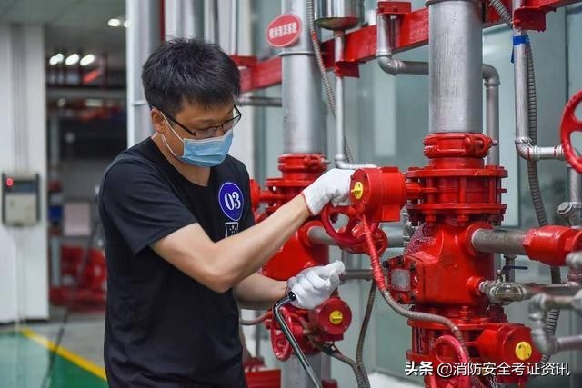 消防操作员中级证书怎么领取补贴,消防设施操作员证中级能赚多少钱