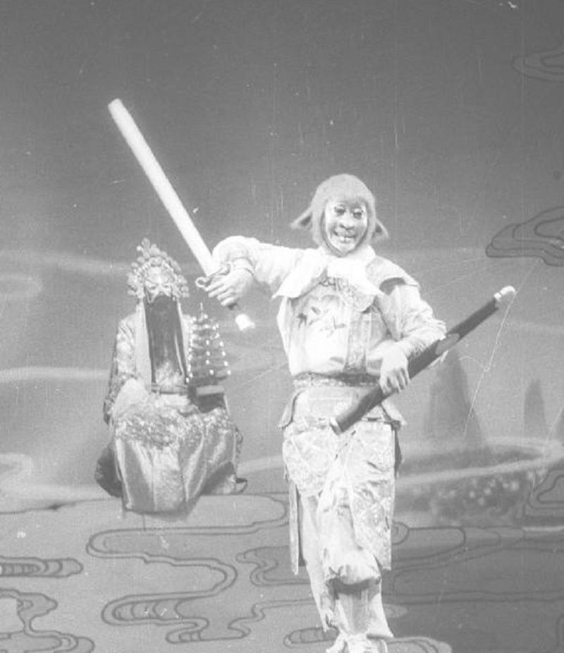 六小龄童抬棺,六小龄童去守墓了吗