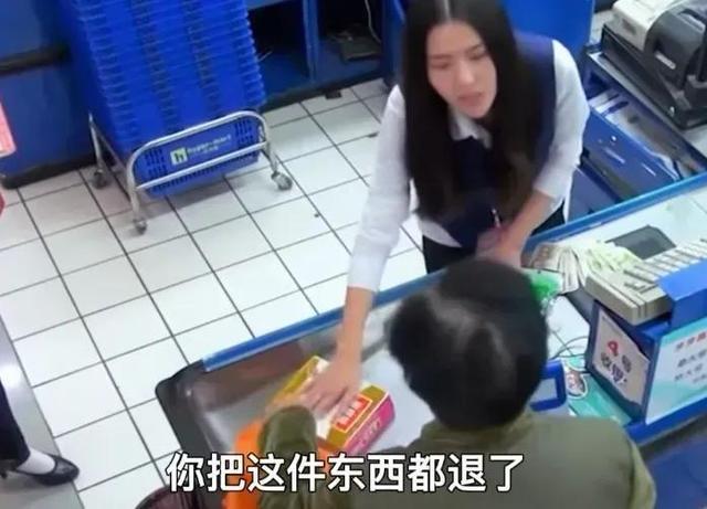 回顾：大妈买奶粉不够钱要打欠条，收银员怒斥：你孙子不是我的崽