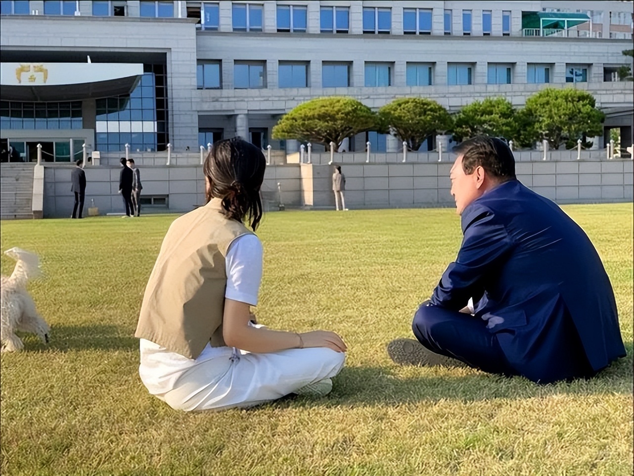 49岁韩国新第一夫人真接地气！穿7千的迪奥鞋遛狗，明星脸火出圈