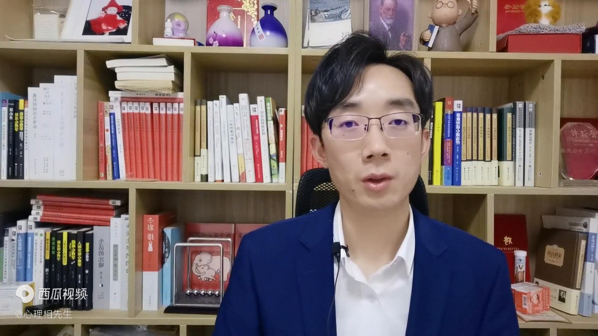 舍不得扔掉旧书包,日子越久越旧越舍不得扔掉