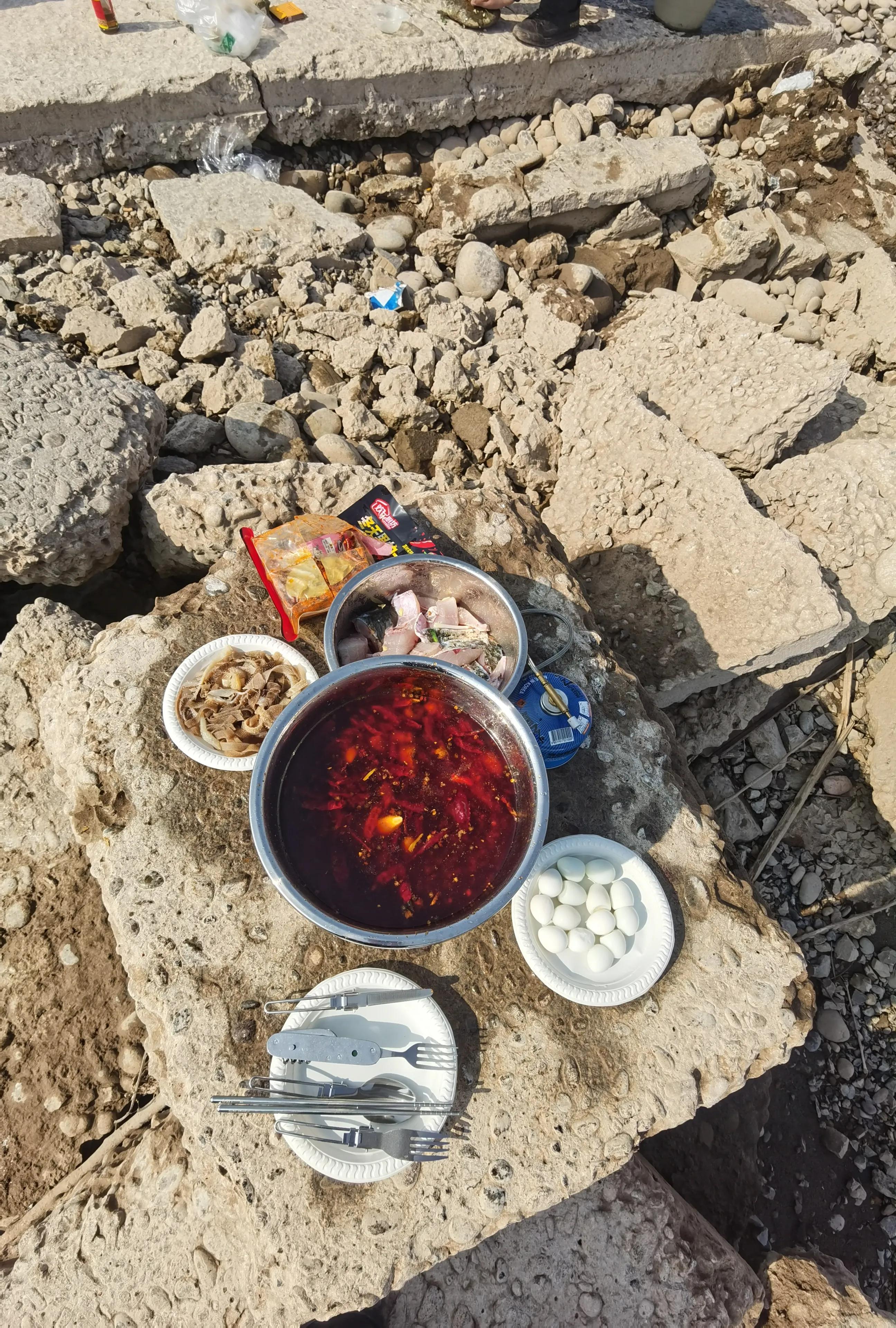 重庆两江夜游船上吃火锅,重庆南滨路船上吃火锅