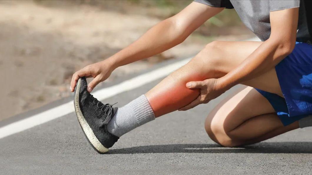 睡觉时突然腿抽筋就是缺钙,睡觉突然腿抽筋可能不是缺钙