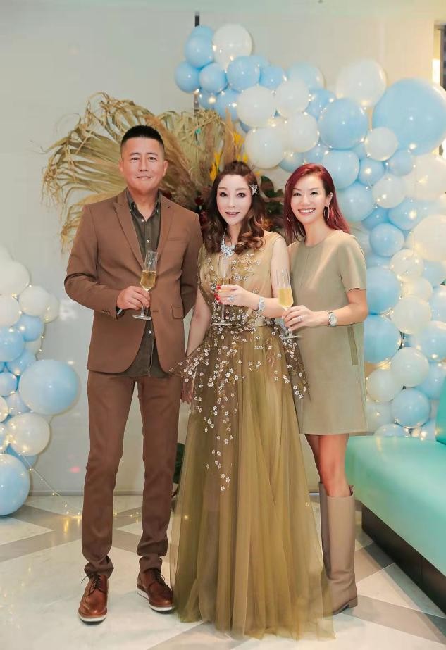 高曙光夫妇豪宅设宴,高曙光富商妻子探班