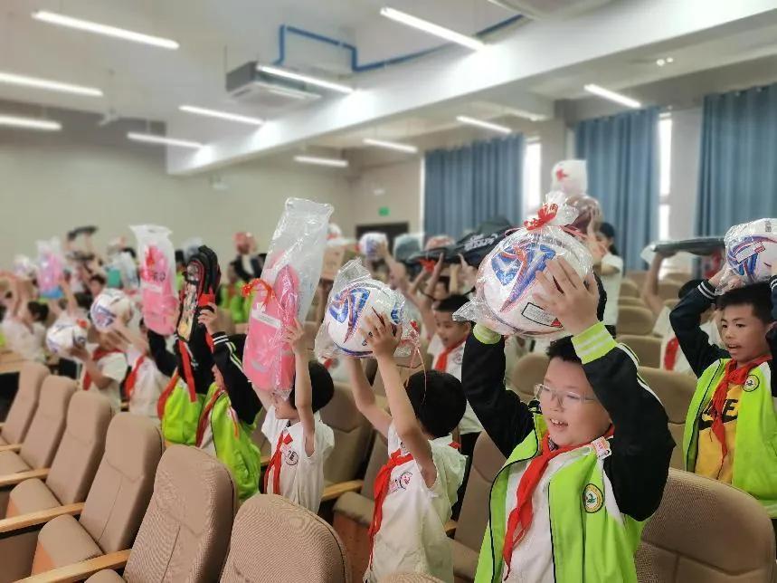 关工委到学校开展关爱活动,关工委到校慰问活动主持稿