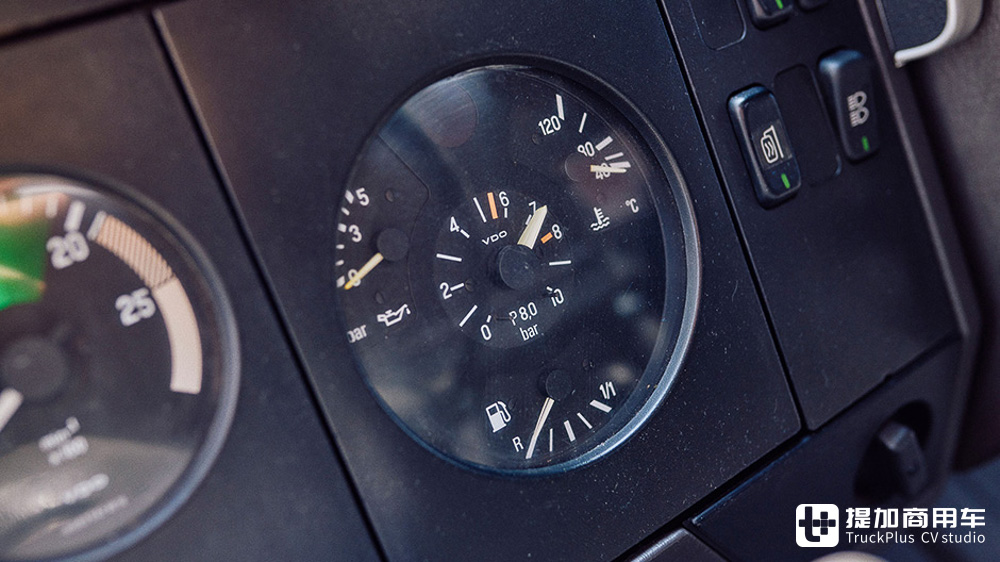 车龄32年性能如新，带你看德国卡车收藏家的爱车：奔驰MK1222S