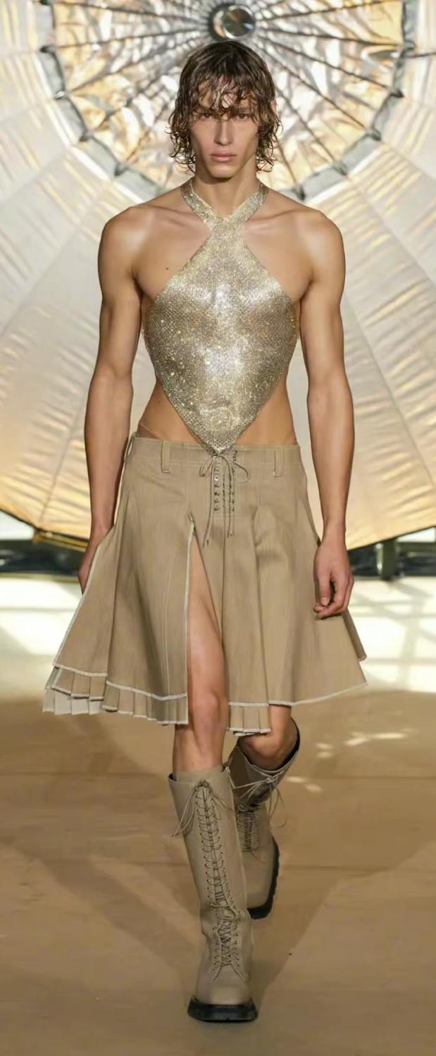 开裆裤,裸胸装,今年高奢大秀一个比一个奇葩,暴露就是时尚?