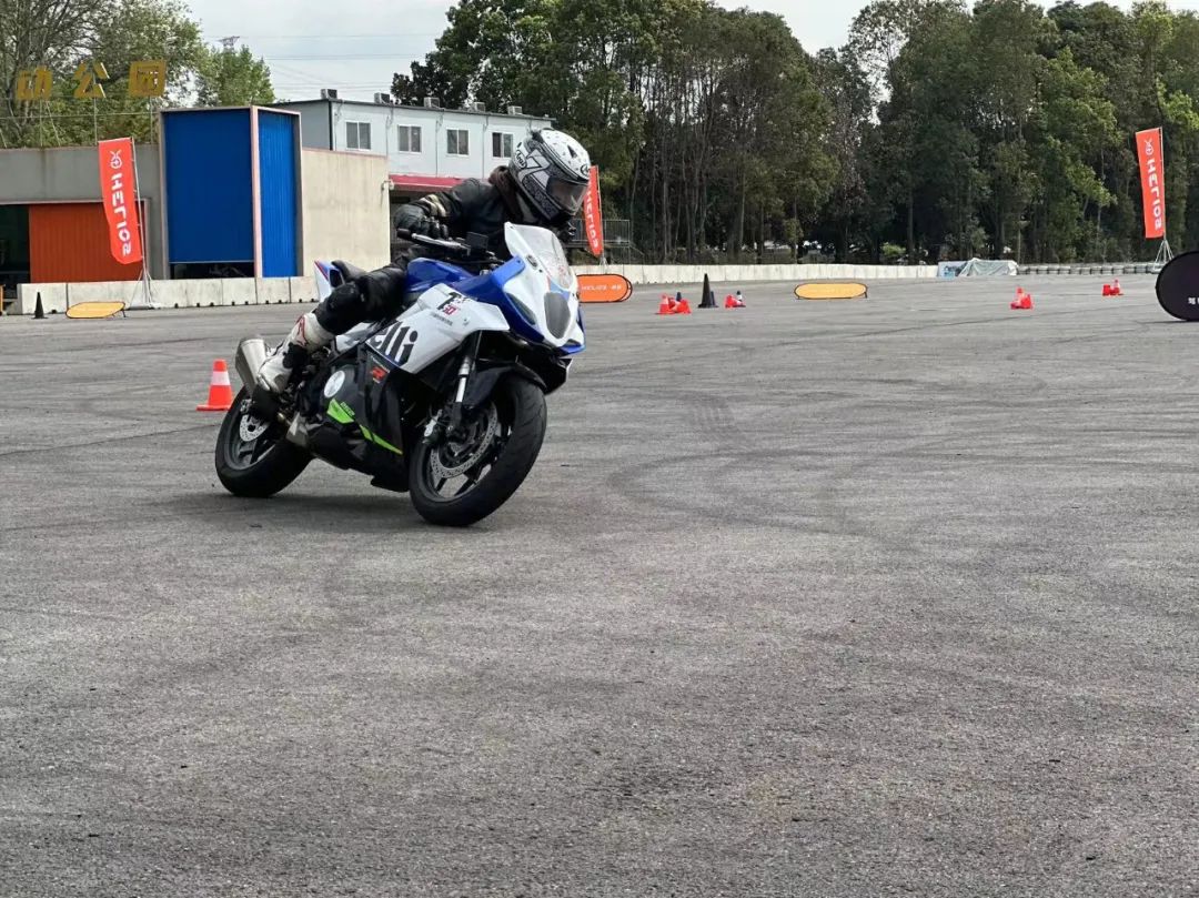 场地体验赫璐蛟龙系列运动休闲轮胎︱哎！不错哟