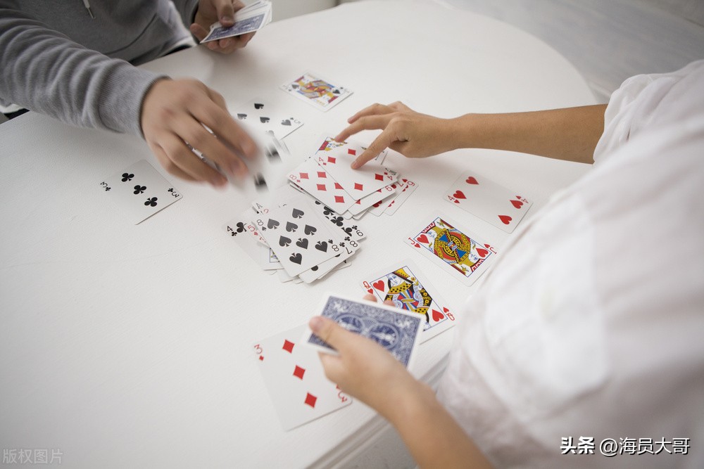 船员辛苦赚钱，恰遇船上过年，船长带头娱乐把船员害惨了