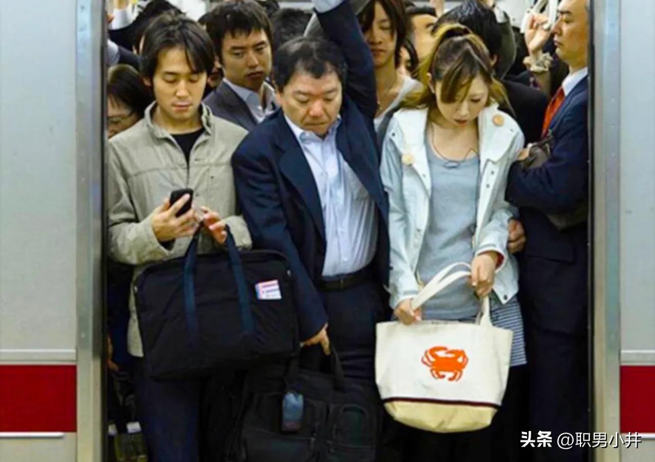 日本列车助推员,日本地铁推挤员年薪