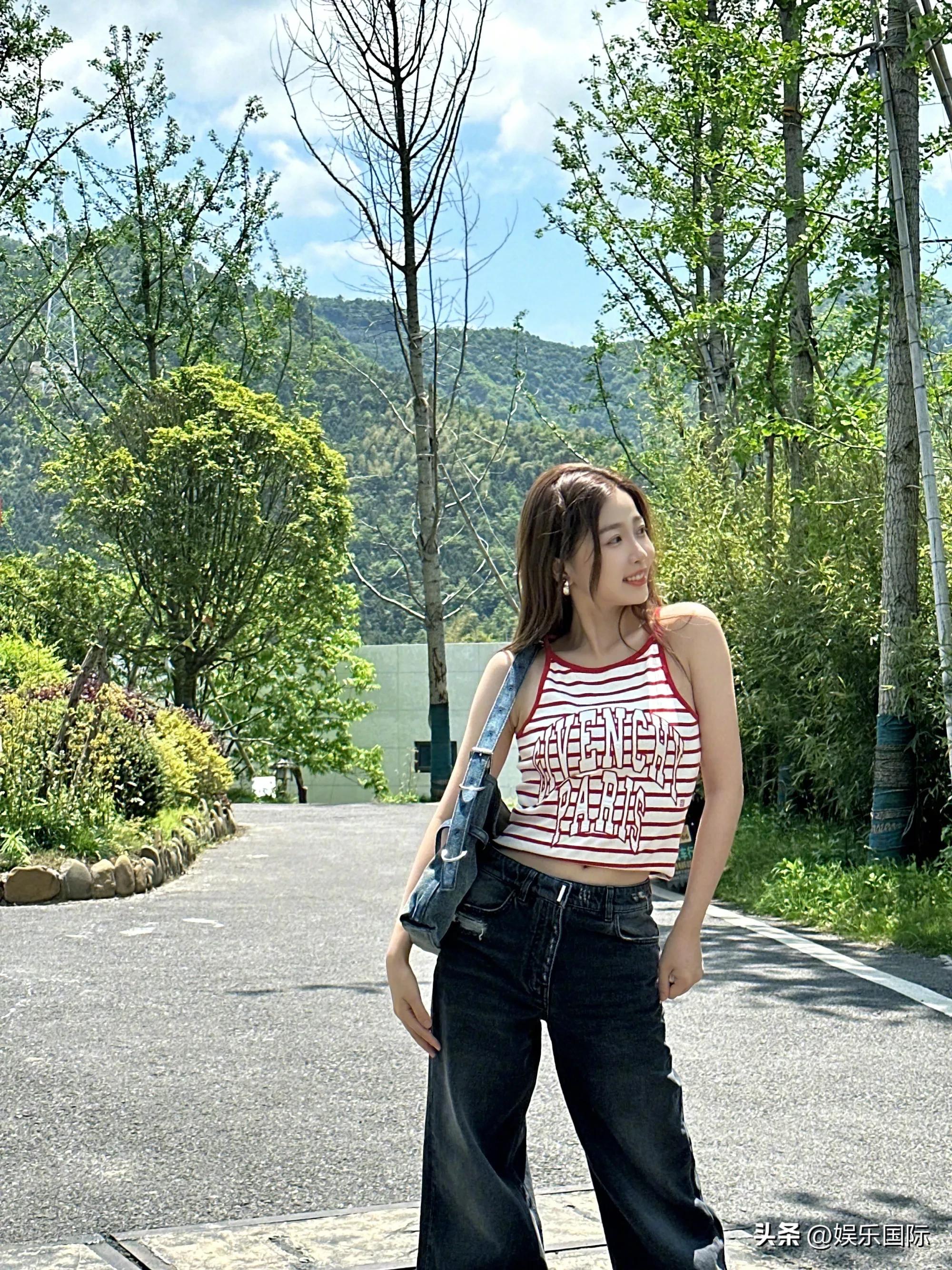 虞书欣蓝色抹胸裙造型超甜,虞书欣吊带黑裙造型走红毯