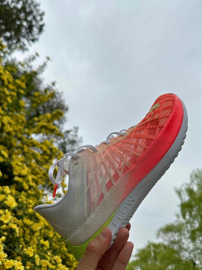 一双助力你摆脱平庸，突破自我的碳板跑鞋