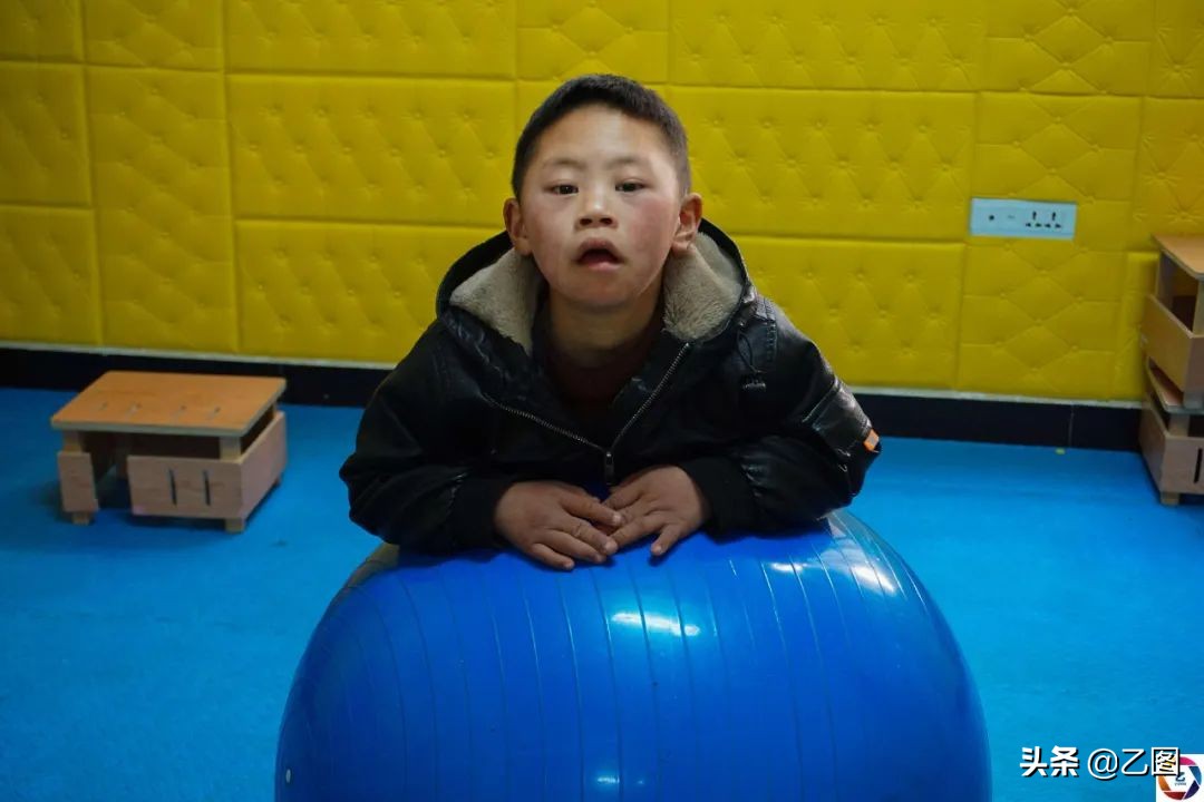 孙子发狂砍断爷爷的手筋，爷爷流泪倾诉：只要孙子能好要命都可以