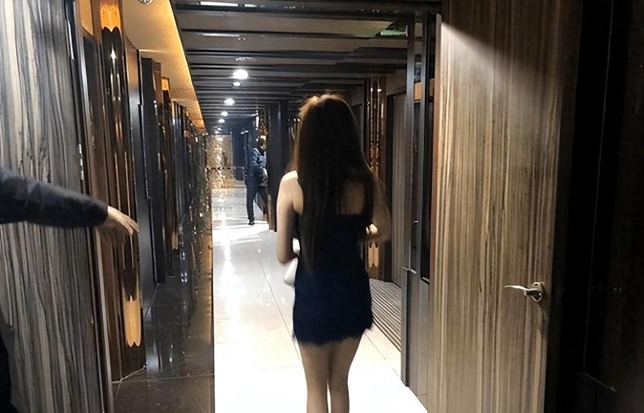 江苏一“鸭店”被警方捣毁，嫖客竟全是女富婆，最小嫖客才25岁！