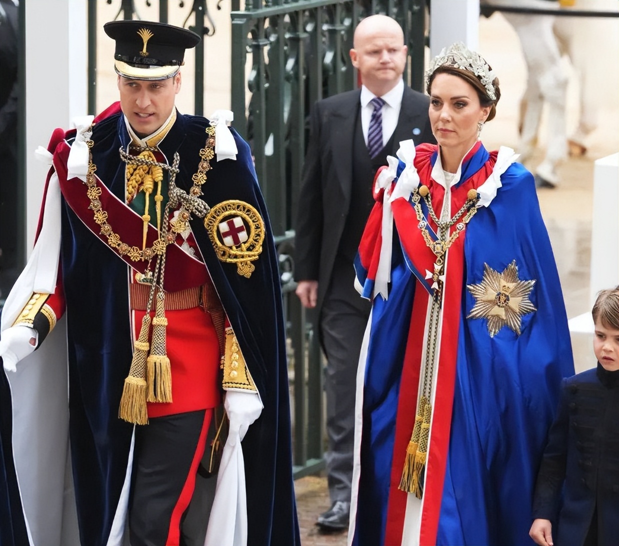 查尔斯登基卡米拉封后，凯特戴上珍珠泪出镜，以此致敬英伦玫瑰