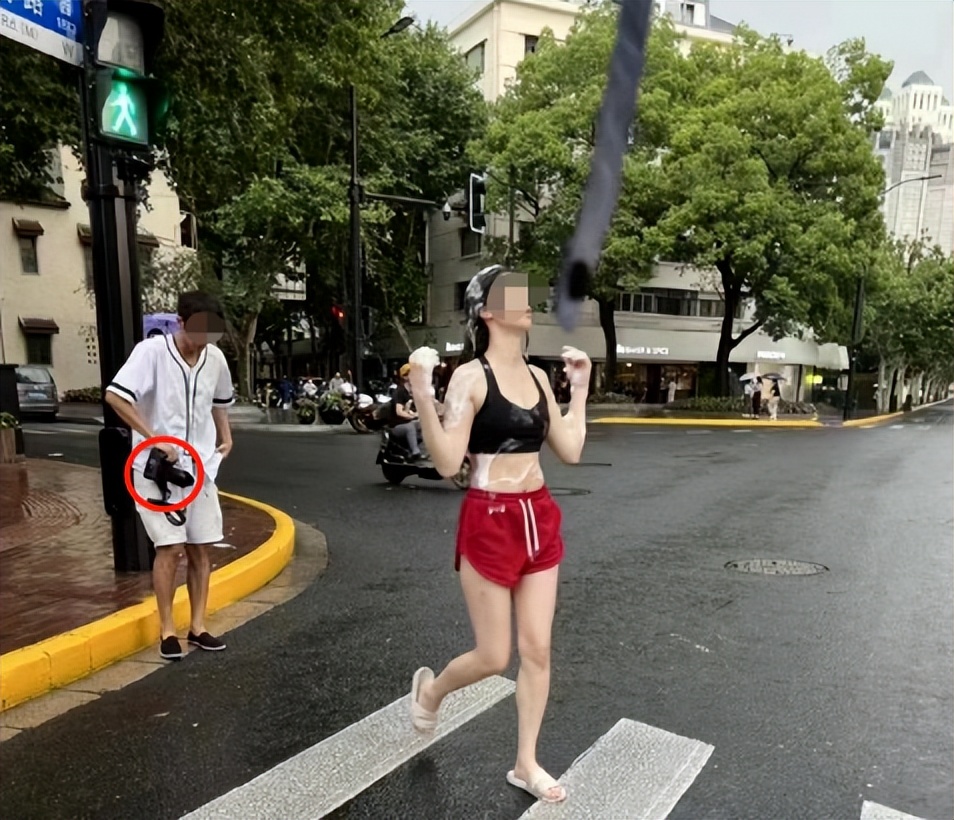 上海街头魔幻一幕：大批美女雨中激情搓澡