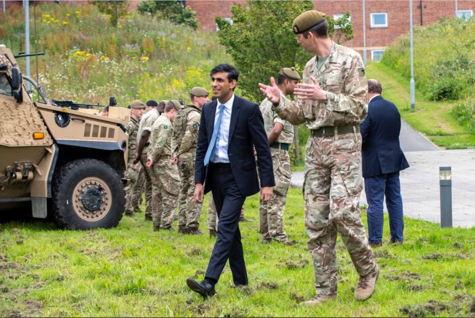 英国议员与苏纳克合影,英国首相苏纳克被支持吗