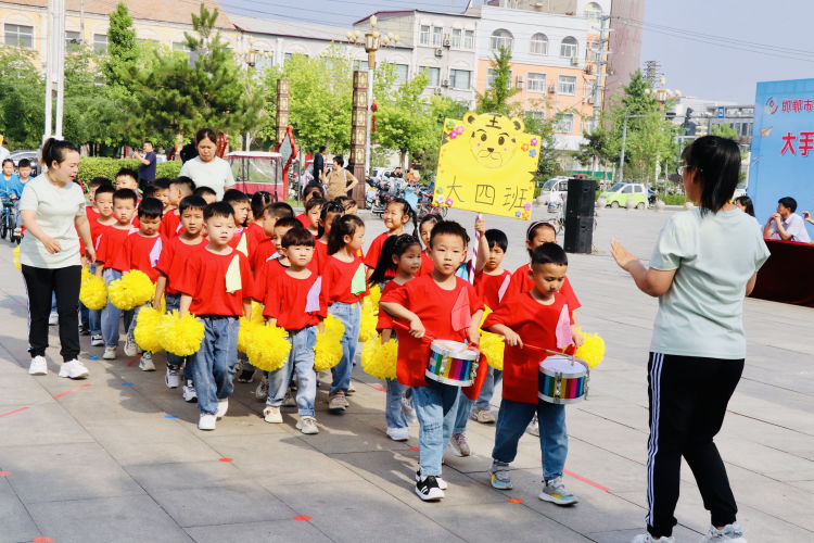 幼儿园亲子运动会主题大手牵小手,小手拉大手运动会