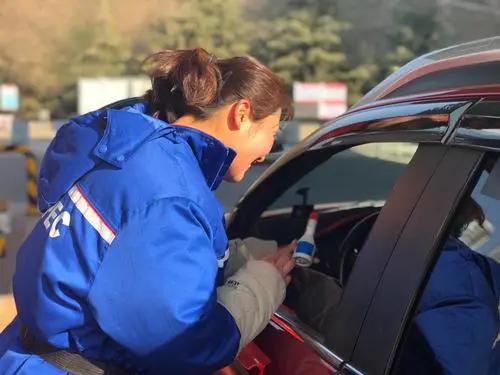 车子加满油和加200哪个好,汽车加太满油从车底漏出来怎么办