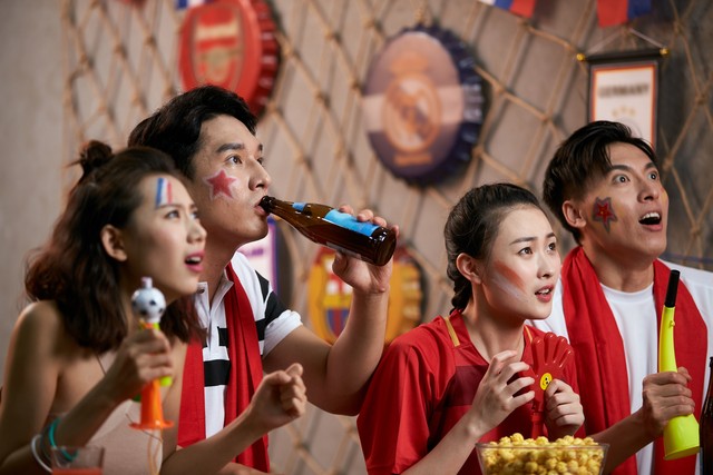 梅西捧起大力神杯阿根廷人的反应,2018世界杯法国vs阿根廷梅西眼神