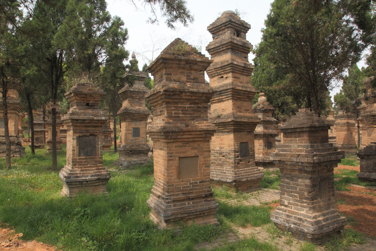 用宝鸡山水为《牧羊曲》配插图，日出嵩山坳，晨钟惊飞鸟