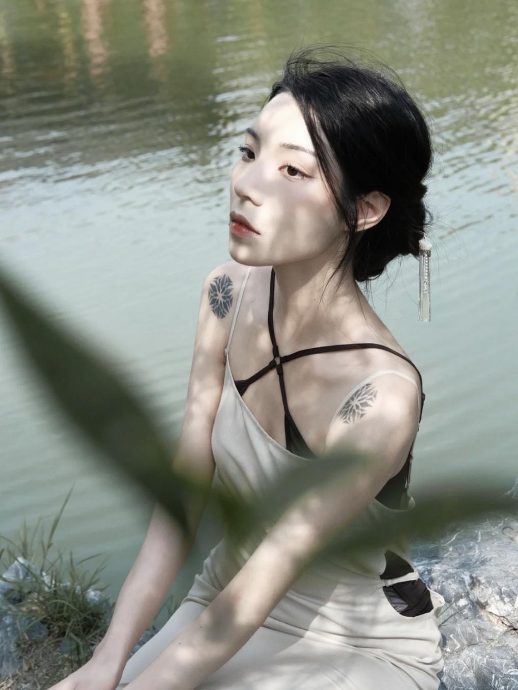 波浪卷发简单编发,人鱼微卷编发造型