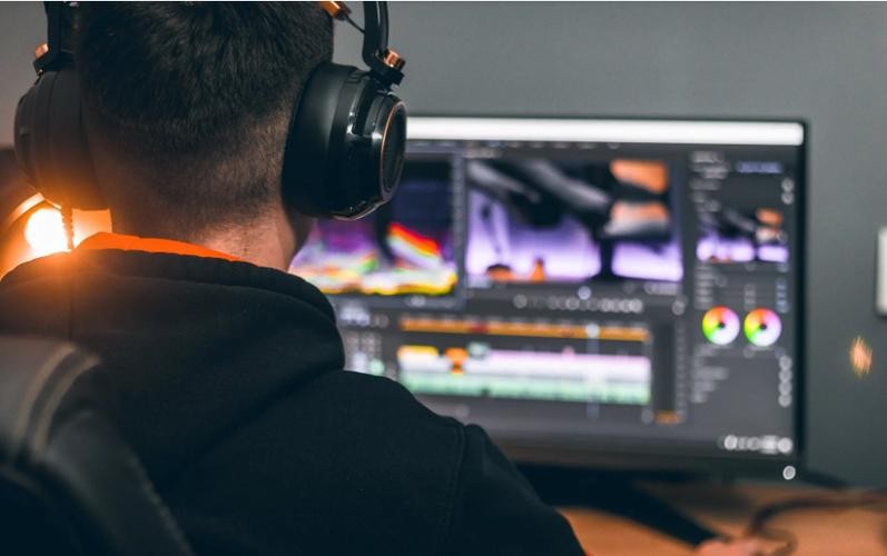 男导演拍小黄片，20部获利百万，每集成本3万却声称：都拍吐了