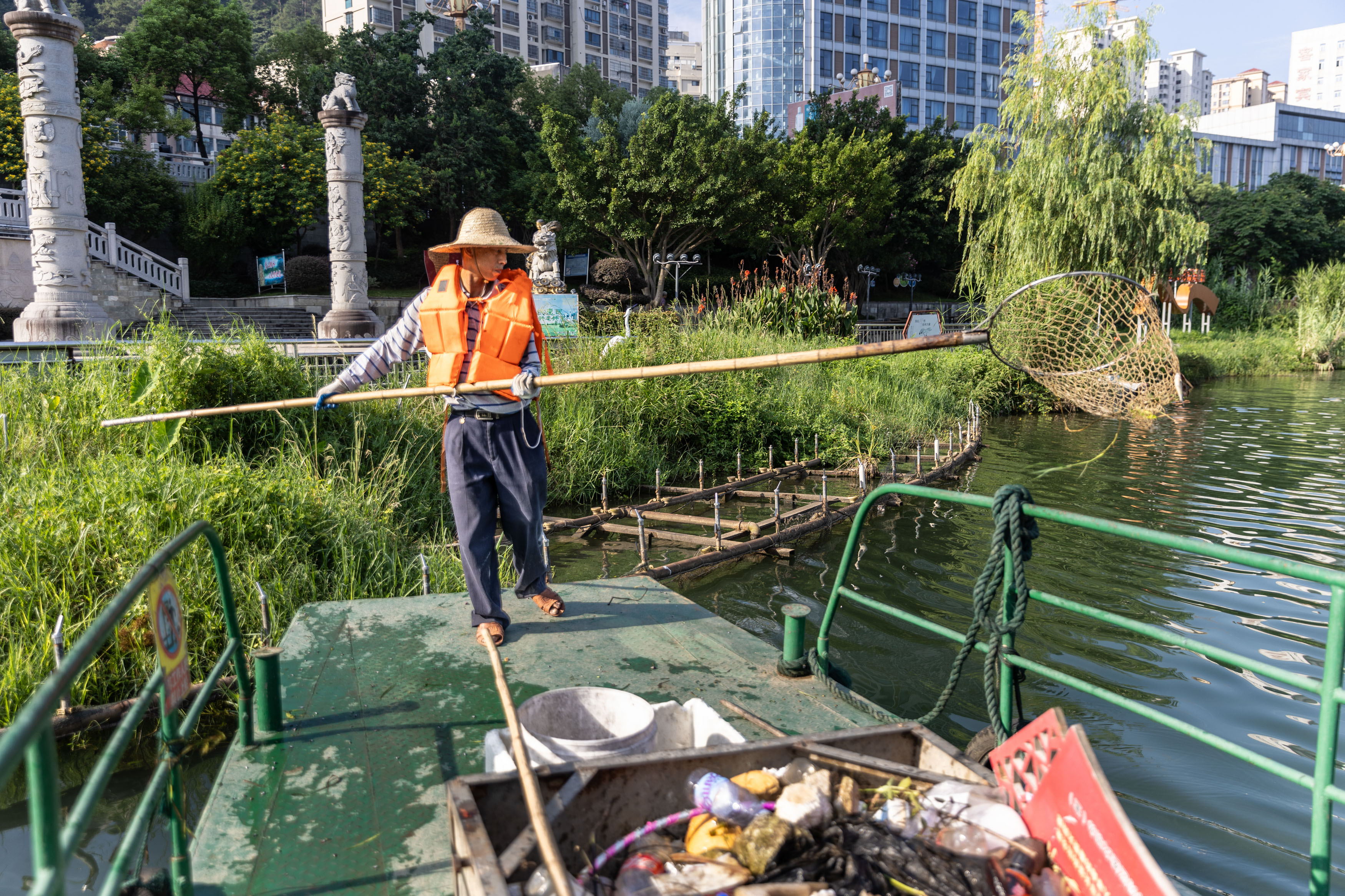 三元：烈日下的沙溪河“清道夫”汗水浸透衣衫，守护“一汪碧水”