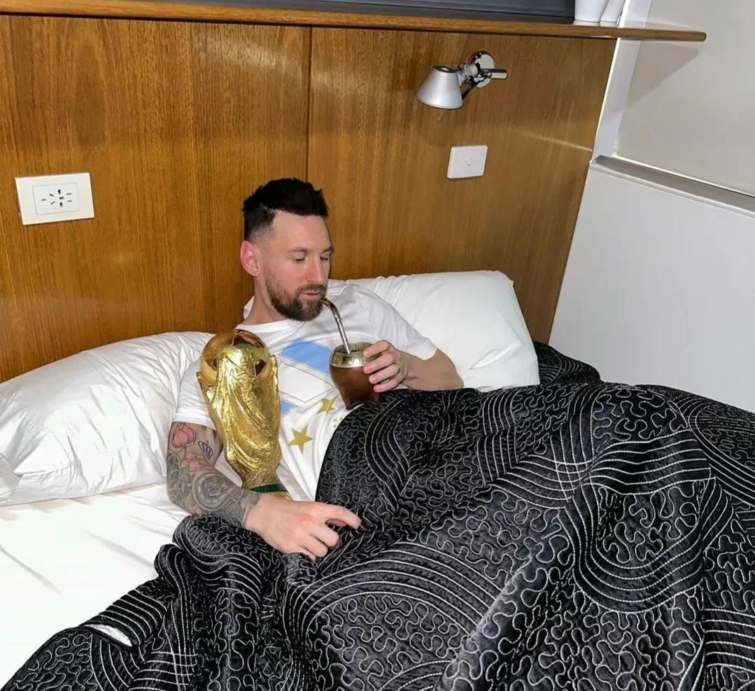 没见过世面belike：梅西抱大力神杯睡觉，喝马黛茶拍照