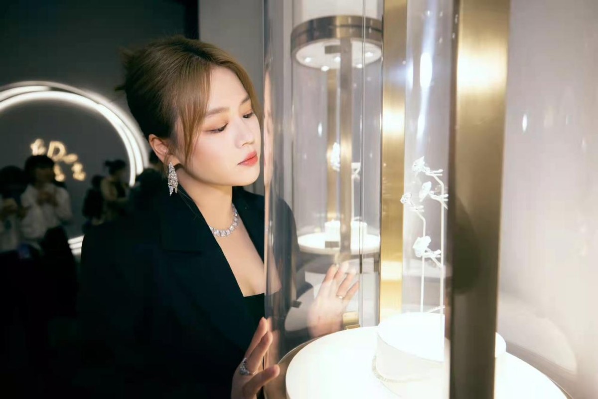 马思纯身材暴瘦美回校花！放弃海绵宝宝笑容，穿休闲装低调过生日