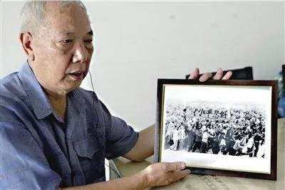 当年“小平您好”4字横幅：横幅用的是床单，笔用的是抹布