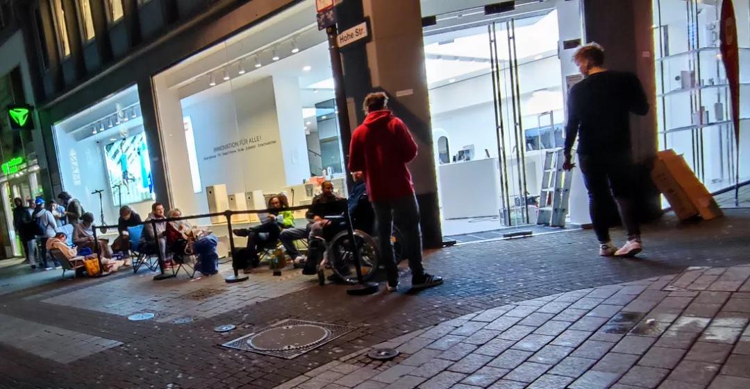 地球另一边的人们是倒着吗,地球另一侧的人不会掉下去吗