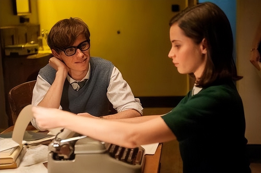 电影《万物理论》，运用空间构图手法，讲述霍金的爱情故事