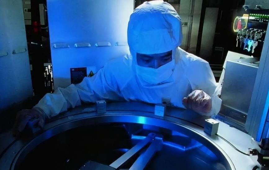 荷兰巨头谈中国光刻机,荷兰光刻机后面三大巨头