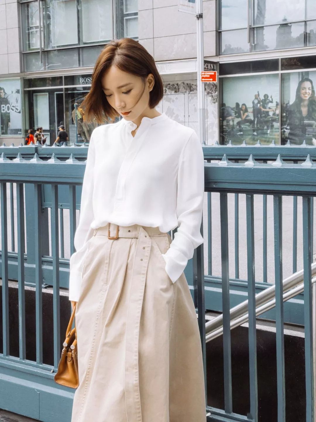 没想到简简单单的上衣这么有气质,没想到穿小黑裙气质还真不错