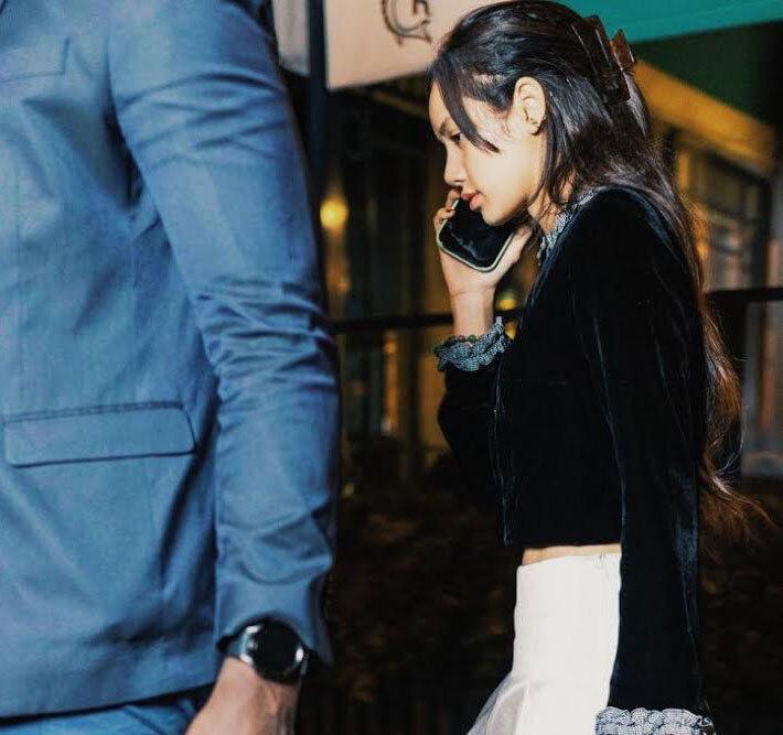 Lisa自晒“疯马秀”演出照,K线图前舞动,后台咧红唇跟继父同框