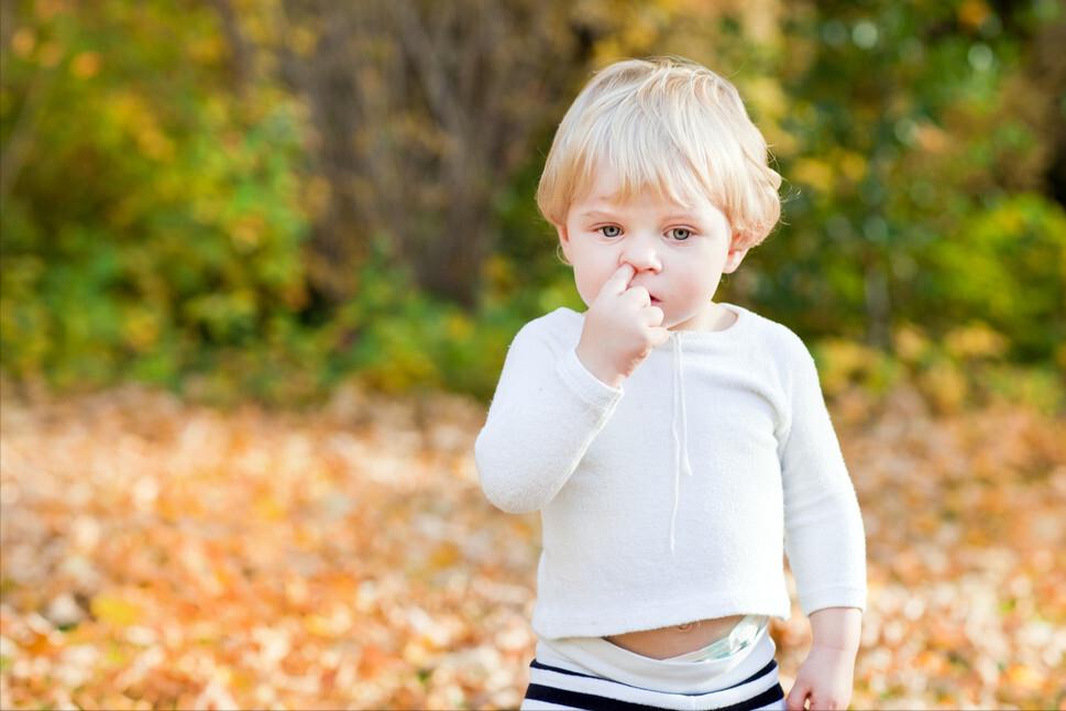 孩子老是抠鼻孔吸鼻子,小孩一直抠鼻孔怎么解决