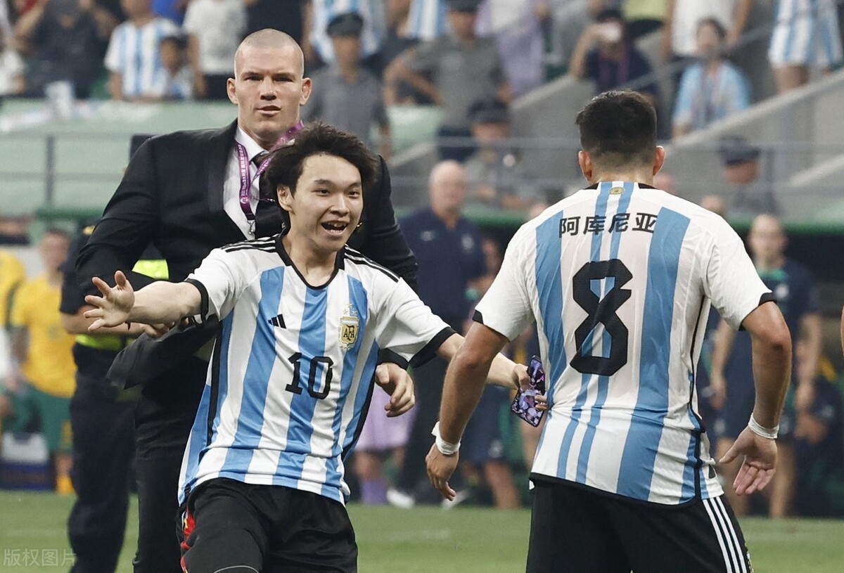 15岁少年拥抱梅西外媒报道,15岁少年拥抱梅西男孩采访