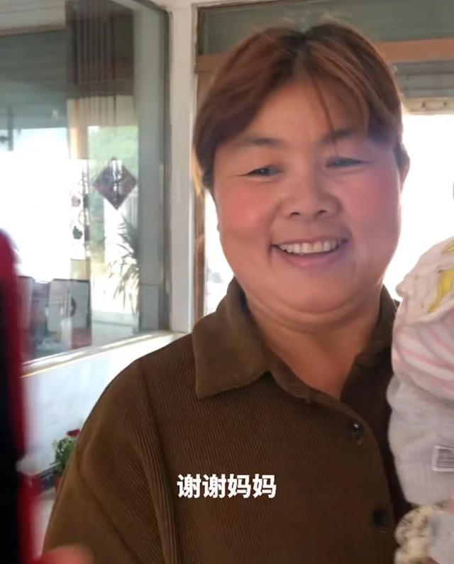 婆婆偷偷给儿媳过生日惊喜,婆婆给儿媳送东西感动