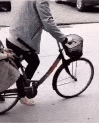 妹子注意点吧，你这姿势太不雅观了，在公共场合还是收敛点吧。