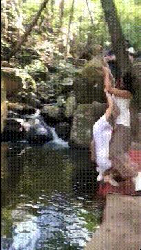 女孩子看起来外表美丽，其实裤袜已经掉到大腿根了！哈哈哈