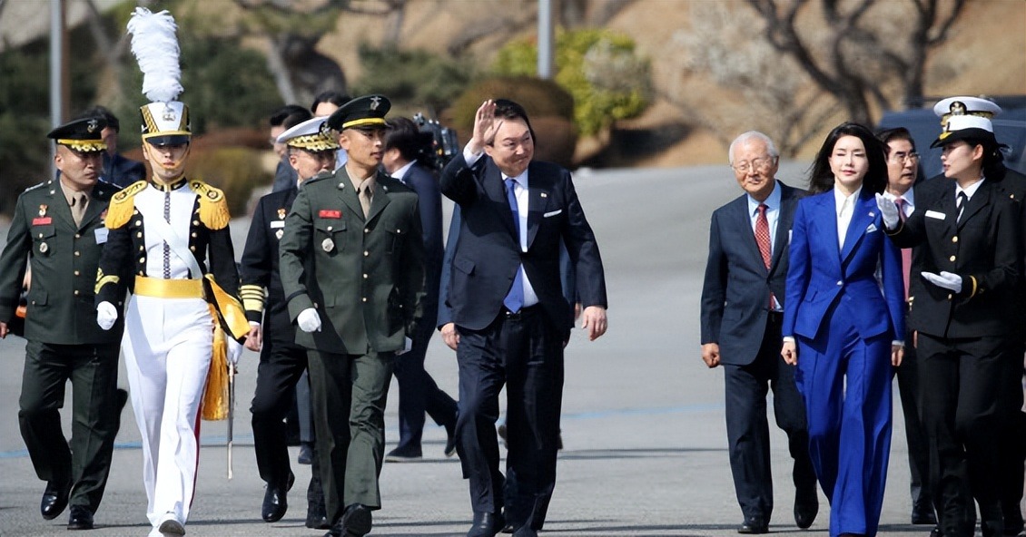 韩第一夫人当众哭泣引热议！擦眼泪鼻涕不顾形象？仙女落泪也超美