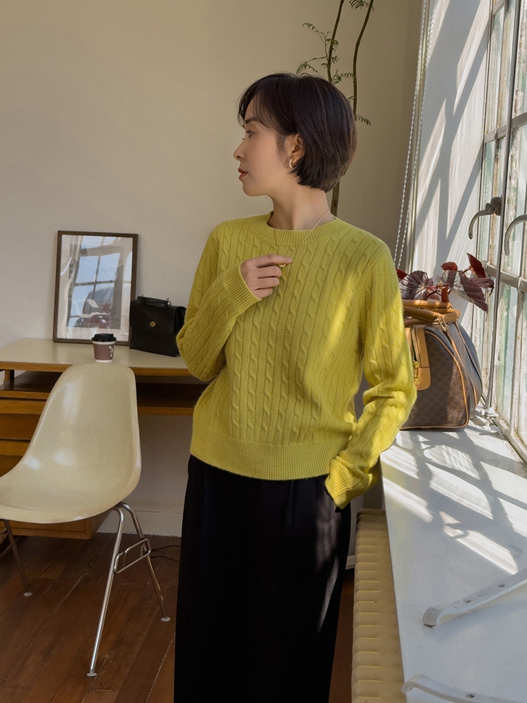 针织衫显瘦配半身裙气质优雅,职场女士针织衫搭配高腰半身裙