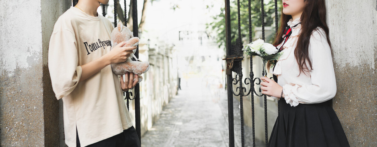 在亲吻中，你们的男票们手都在干嘛？