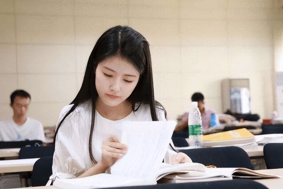 女大学生因名字被老师关注，大学四年没敢逃课，网友：属实太萌啦