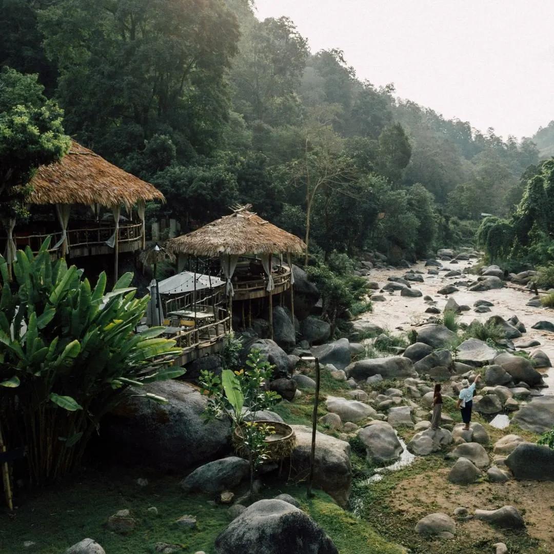 StayWildCafe在清迈瀑布附近设有木制小屋，非常适合逃离城市