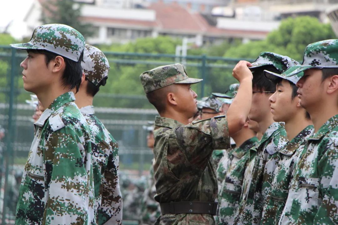 军训英姿飒爽的背后是汗水换来的,军训用汗水向青春致敬