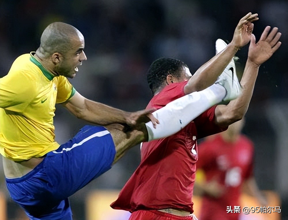 卡洛斯的外脚背射门经典,卡洛斯右脚进的任意球