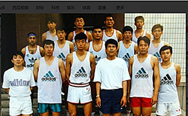 篮协副主席宫鲁鸣坐替补席,篮协主席宫鲁鸣